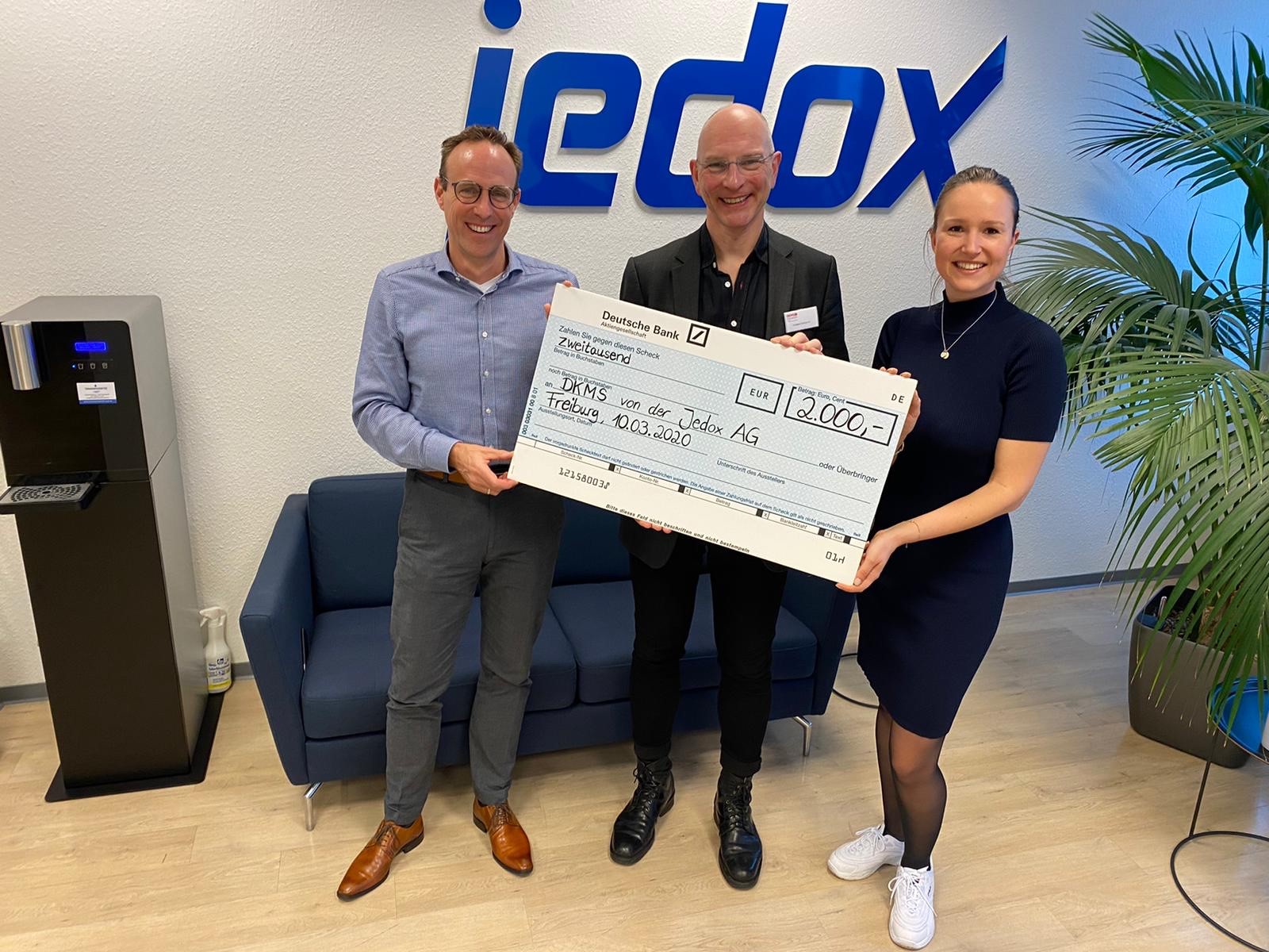 Florian Winterstein, Jedox CEO and Lena Dierolf, Director of Global Marketing, hand over the check for 2,000 euros to Prof. Dr. Thomas Stieglitz, donating member at DKMS.